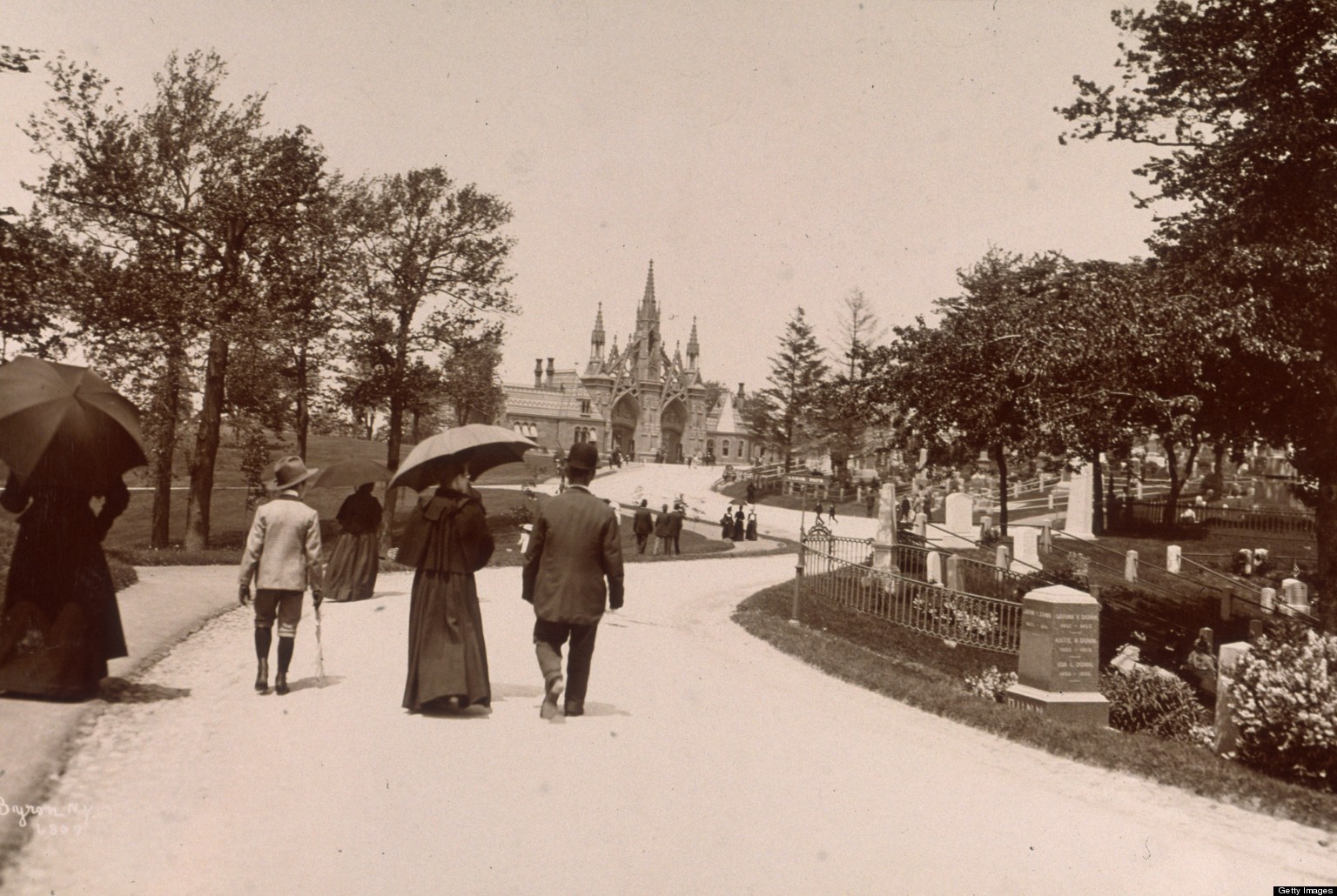 http://i.huffpost.com/gen/1134039/thumbs/o-GREENWOOD-CEMETERY-facebook.jpg