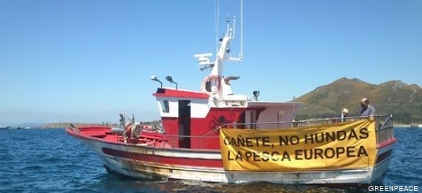 Manifestación entre gaviotas y olas