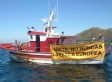 Manifestación entre gaviotas y olas