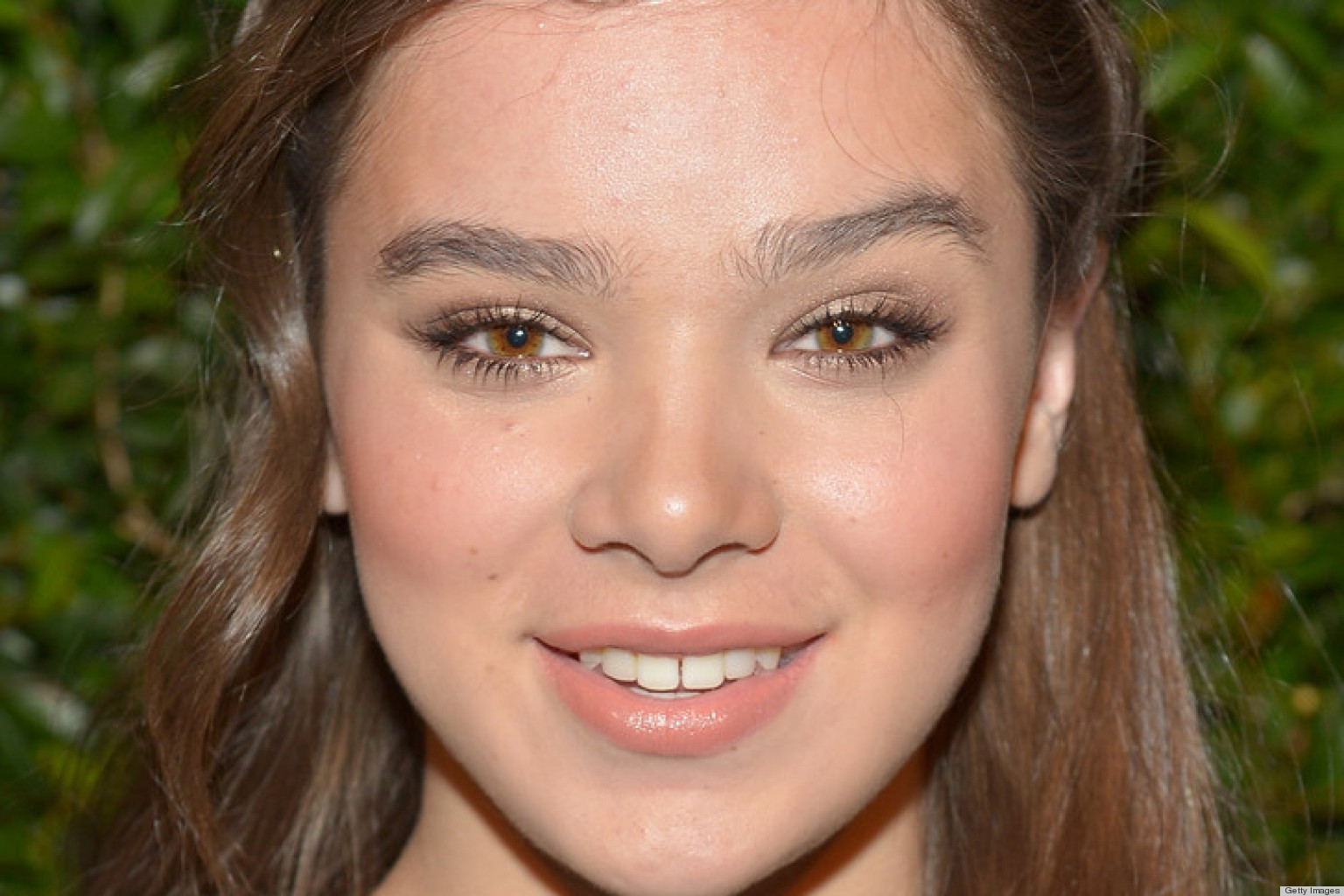 Hailee Steinfeld's 'Natural' Makeup Look Is Quite The Masterpiece