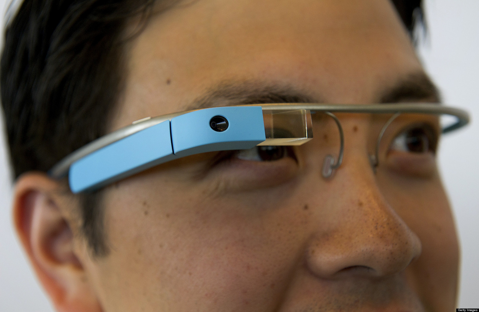 New Google Glass Apps Include Facebook, Twitter And CNN HuffPost