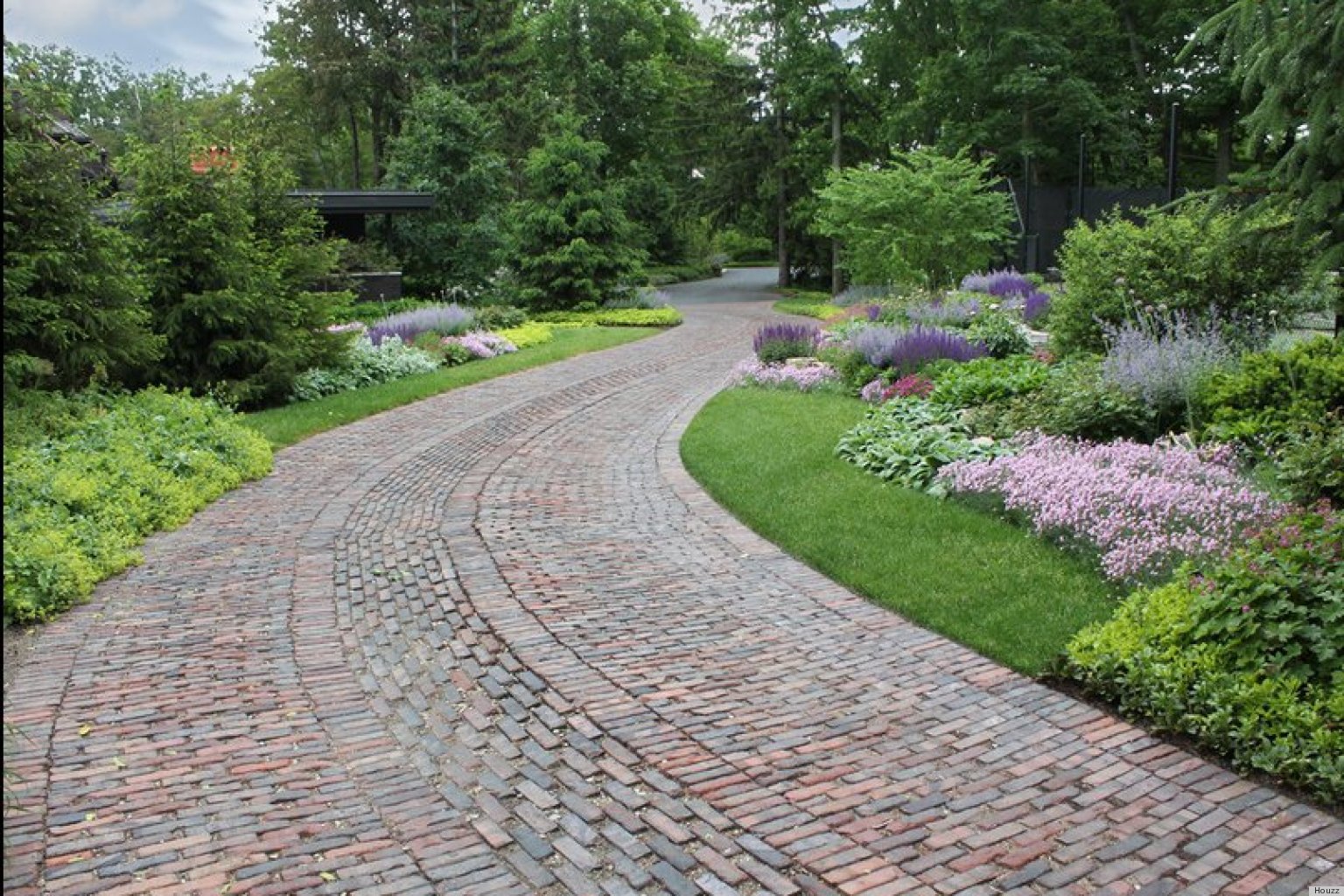 Driveway Looks Take Landscapes Along For The Ride