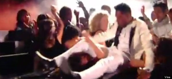 Cantante golpea horrible a una chica en los Billboard Awards (VIDEO)