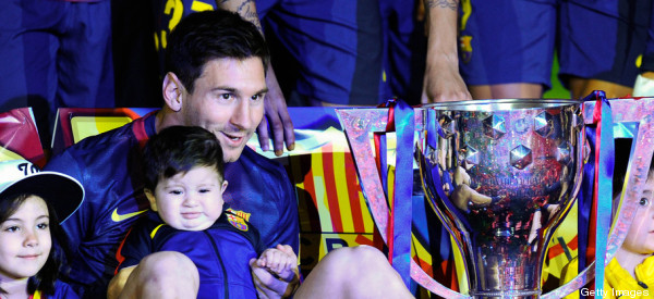 El bebé de Messi no estaba feliz en el festejo (FOTO)