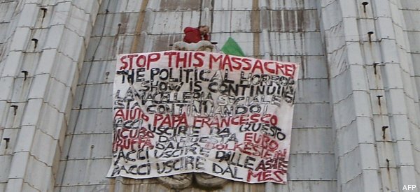 Protesta contra los políticos encaramado a la cúpula del Vaticano (FOTOS)