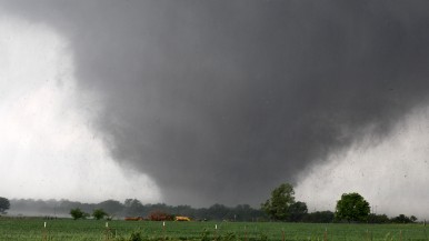 Tornado hits Oklahoma