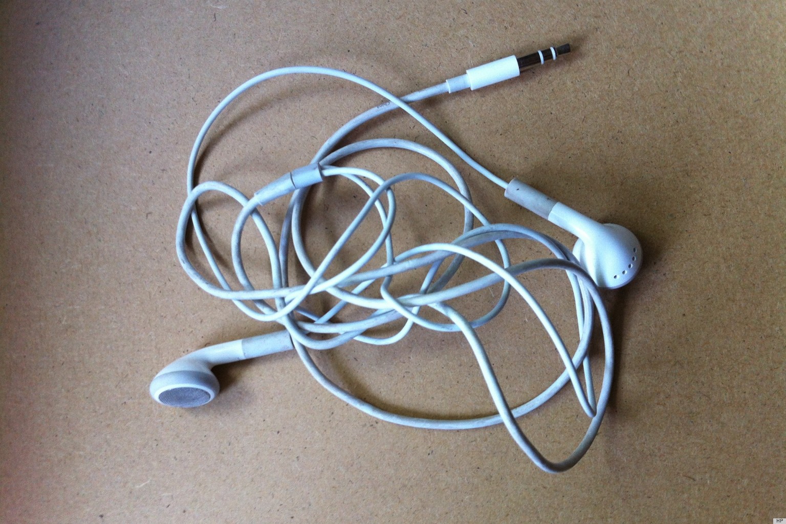 Organizing Headphone Wires With A Binder Clip Is Super Smart