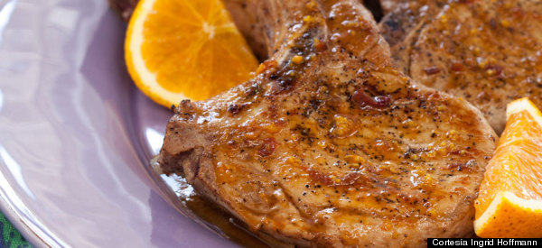 RECETA: Chuletas de cerdo en salsa de chipotle, ron y naranja