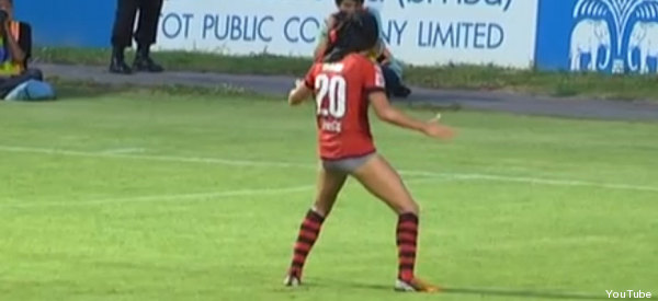 ¡Oh no! Festejó su gol en calzones (VIDEO)