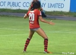 ¡Oh no! Festejó su gol en calzones (VIDEO)