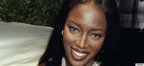 Naomi Campbell muestra su casa en bikini (VIDEO)