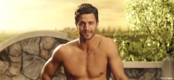 HOMBRES SIN CAMISA: ¿NUEVA TENDENCIA EN ANUNCIOS PUBLICITARIOS? (VIDEOS)