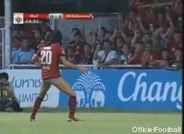 Pour célébrer un but, il n'a pas enlevé son maillot. Il a fait pire.