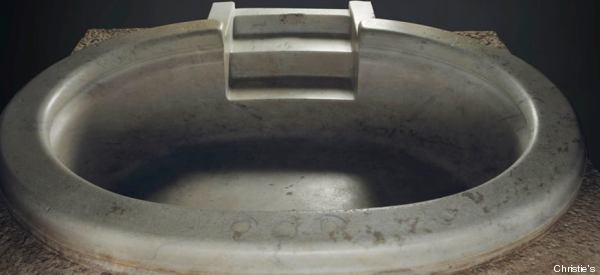 Subasta obtiene casi 8 millones de dólares por un baño (FOTOS)