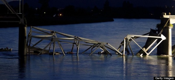 Cae puente vehicular sobre río en Washington