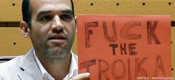 Un senador de IU en el Hemiciclo: 'Fuck the troika'