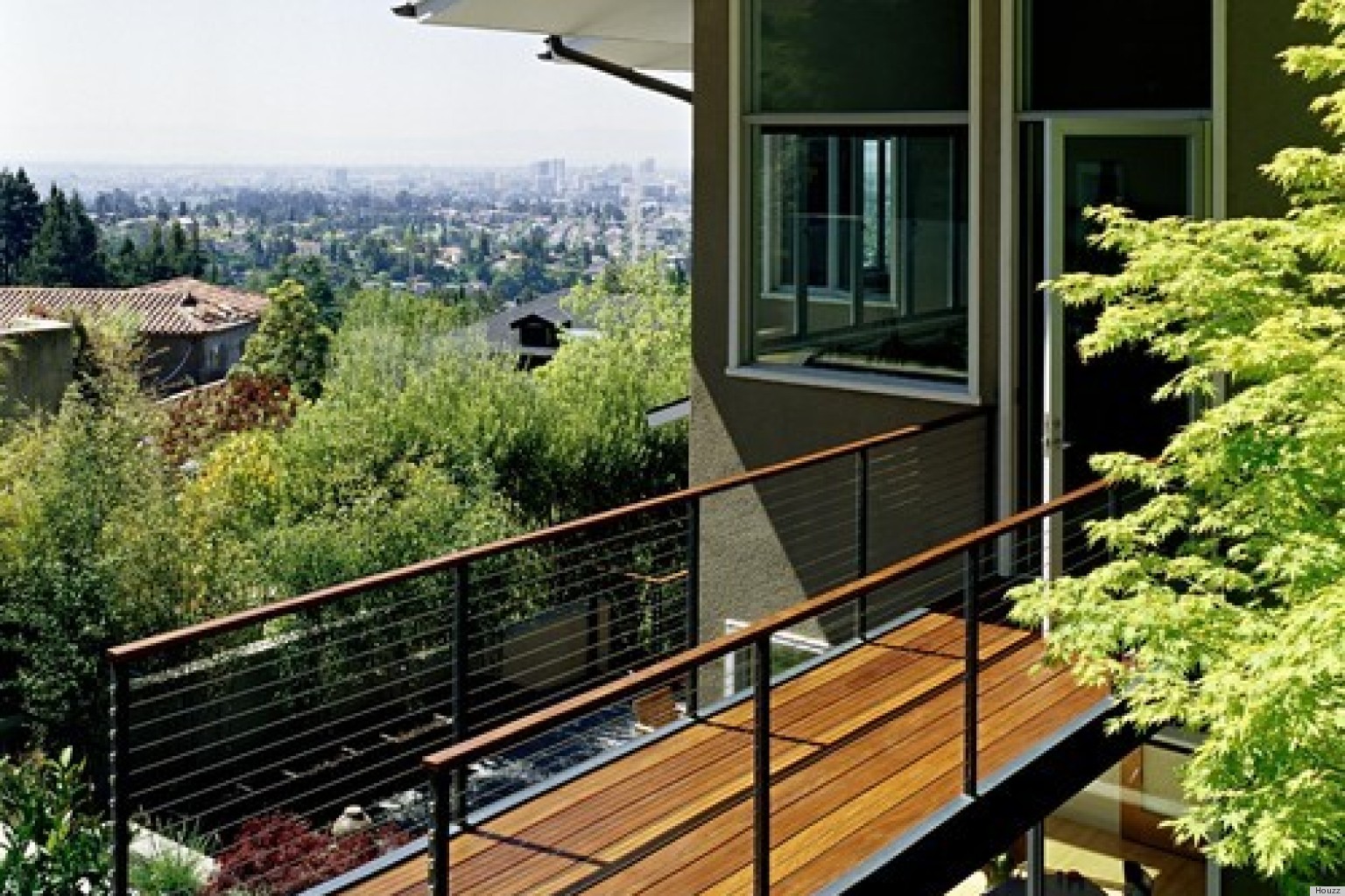 10 Stunning Homes With Bridges That Recall A Childhood Dream (PHOTOS