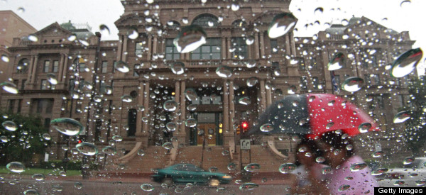 LLUVIAS TORRENCIALES EN SAN ANTONIO, TEXAS: DOS MUERTOS
