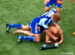 Anulan gol por culpa de este desnudo (VIDEO)