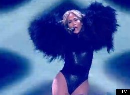 Critican en Inglaterra a Jennifer Lopez por su atuendo 