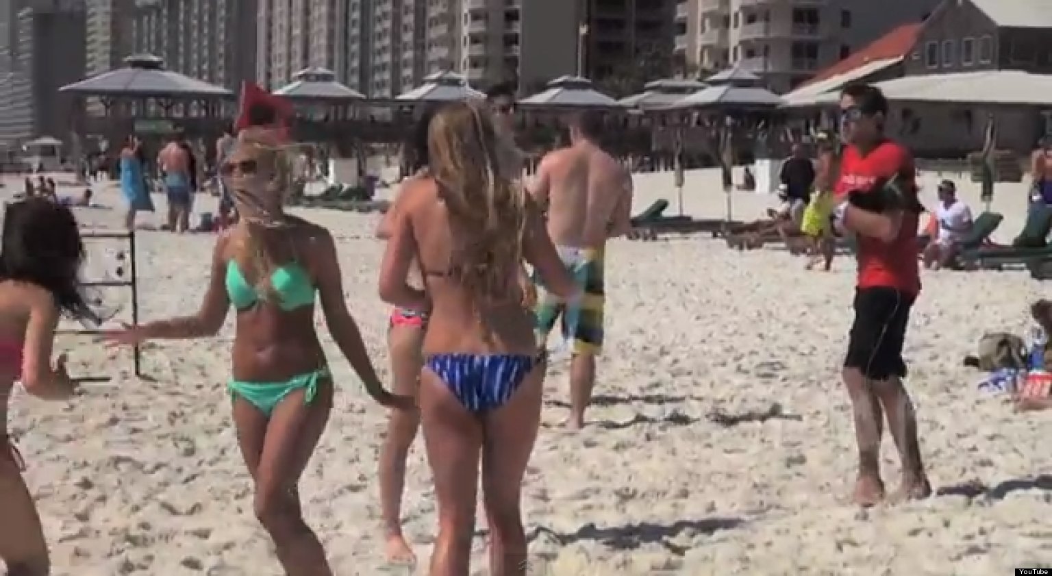 Spraying Skunk Prank At The Beach Video Huffpost 