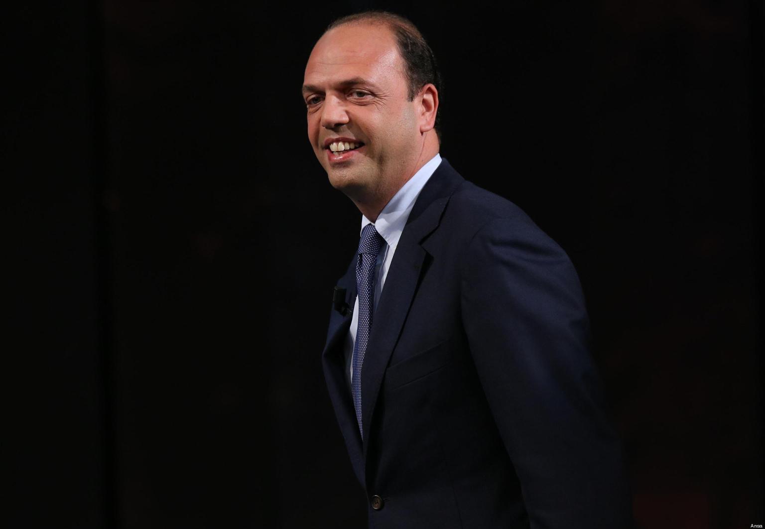 Esercito di Silvio, Sel presenta un'interrogazione ad Angelino Alfano Esercito di Silvio, Sel presenta un'interrogazione ad Angelino Alfano