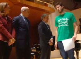 Los universitarios más brillantes niegan el saludo a Wert (VÍDEO)