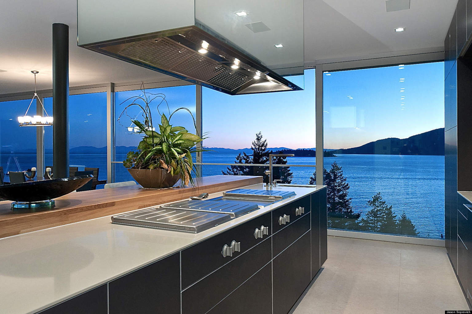Amazing Waterfront Homes In BC (PHOTOS)