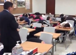 VIDEOS: Alumnos 'mueren' en el salón