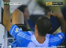 Mascherano expulsado por patear al camillero (VIDEO)