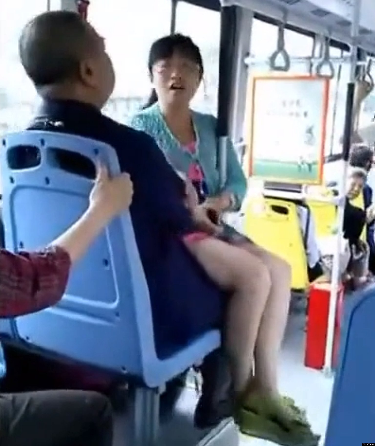Woman And Man Have Bizarre Fight On Chinese Bus Huffpost