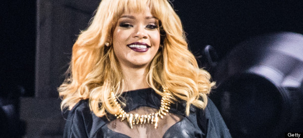 Rihanna golpea a fan con micrófono