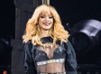Rihanna golpea a fan con micrófono