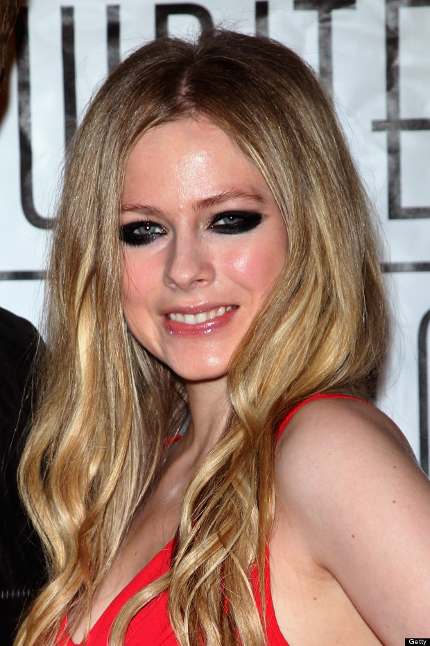 Does Avril Lavigne Ever Age Star Does Sk8er Boi Makeup For