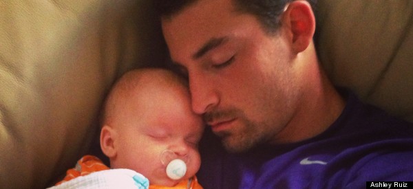 Fotos de papás durmiendo con sus bebés