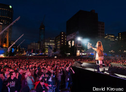 25 ans, 25 artistes, 25 chansons: immense « karaoké » à la place des Festivals (VIDÉO/PHOTOS)
