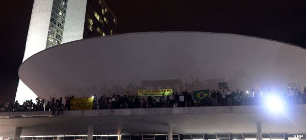 Un grupo de manifestantes ocupa el Congreso de Brasil