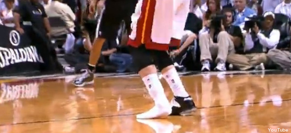 MIRA: INCREÍBLE TRIPLE DE MILLER CON UNA SOLA ZAPATILLA