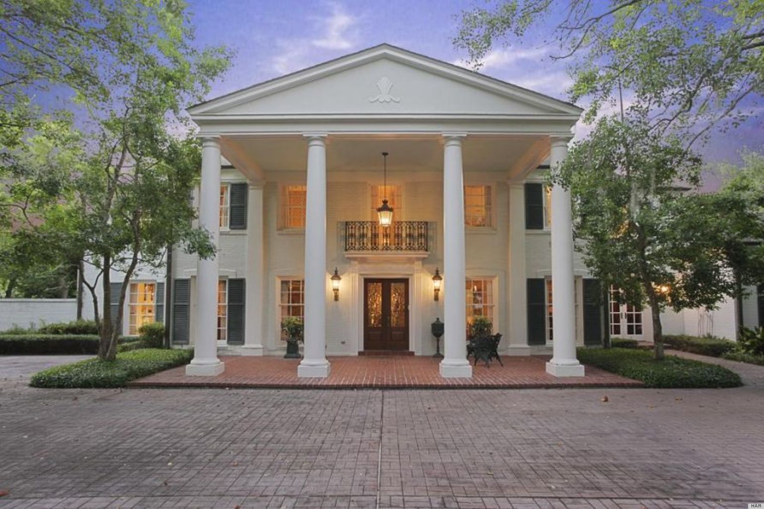 River Oaks Home In Houston Texas Is A Fine Example Of Colonial Style 