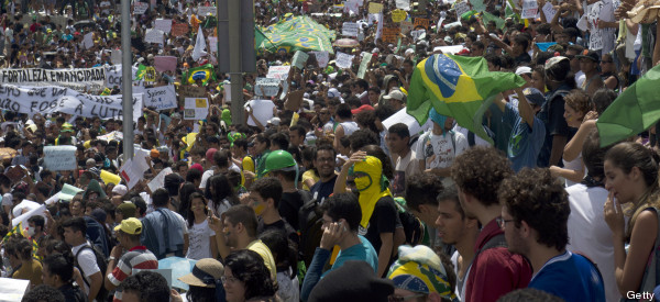 Manifestantes cercan el estadio en Brasil (VIDEO)