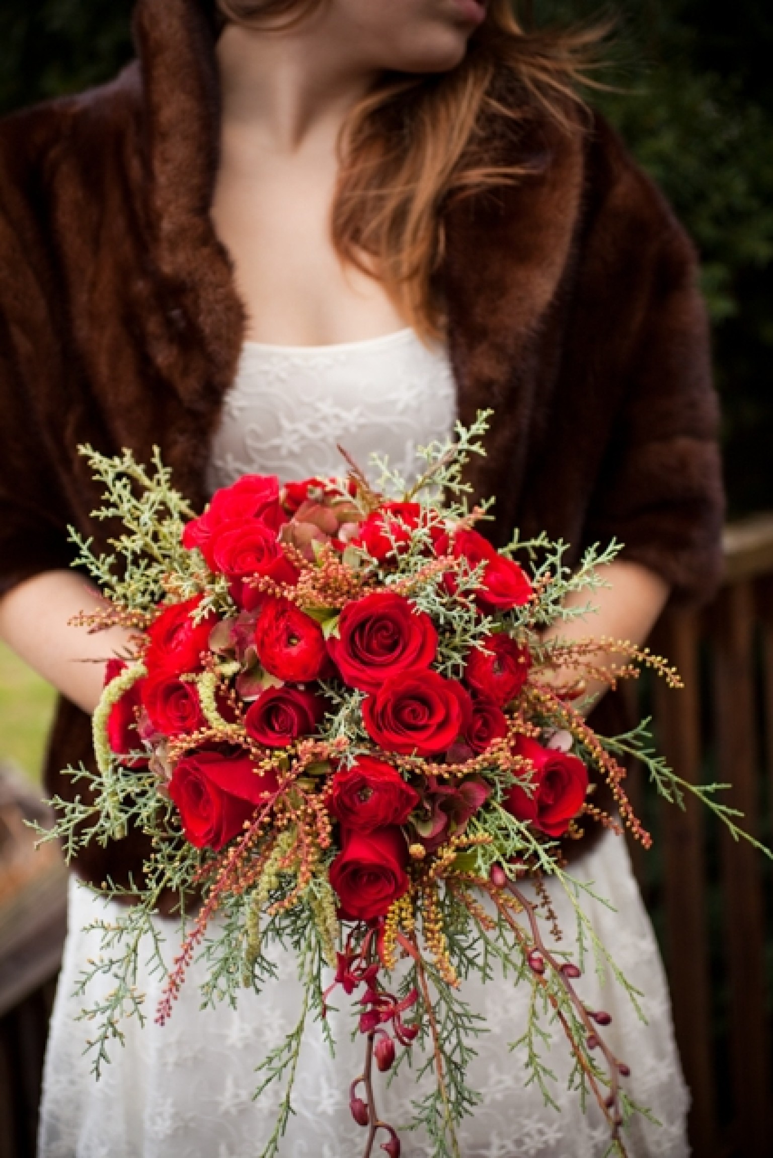 Red Rose Wedding Bouquets For Gorgeous, Dramatic Nuptials (PHOTOS