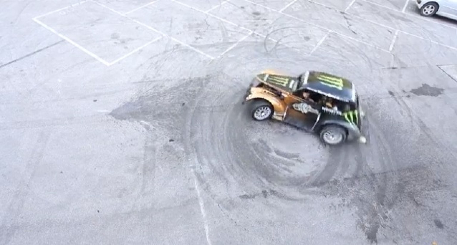 Car Doughnut World Record Stunt Driver Spins 39 Times In 100 Seconds