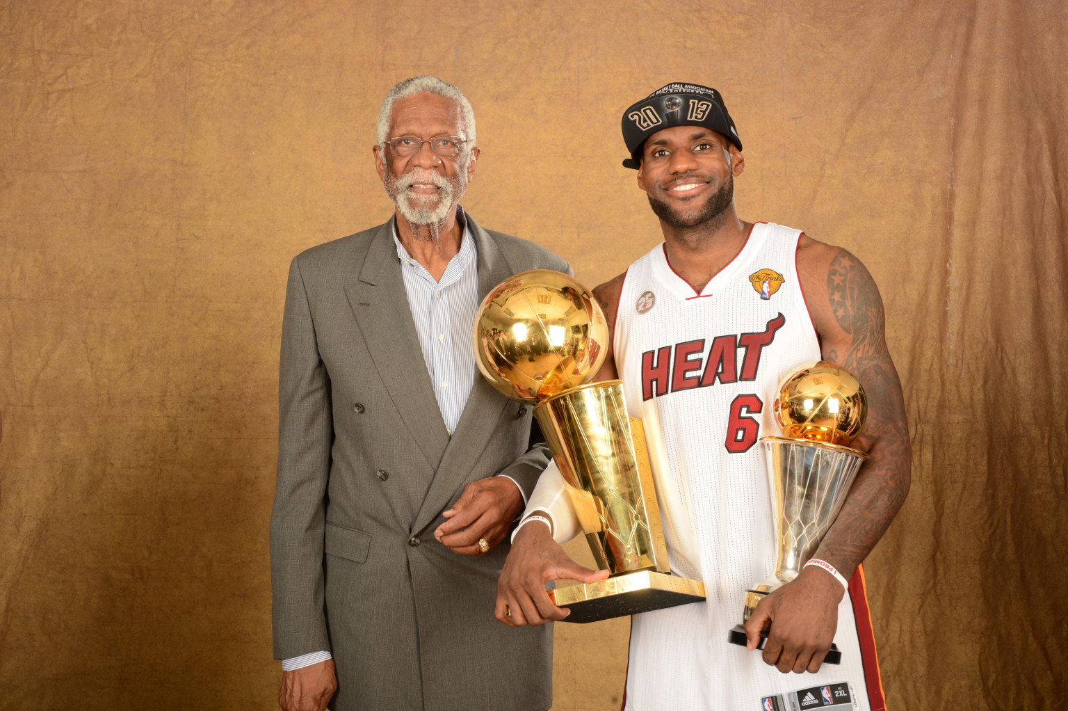 bill russell Charles barkley on middle finger from bill russell: 'it was awesome' charles barkley has no hard feelings about bill russell extending a middle finger at him during the nba awards show. bill russell Charles barkley on middle finger from bill russell: 'it was awesome' charles barkley has no hard feelings about bill russell extending a middle finger at him during the nba awards show.