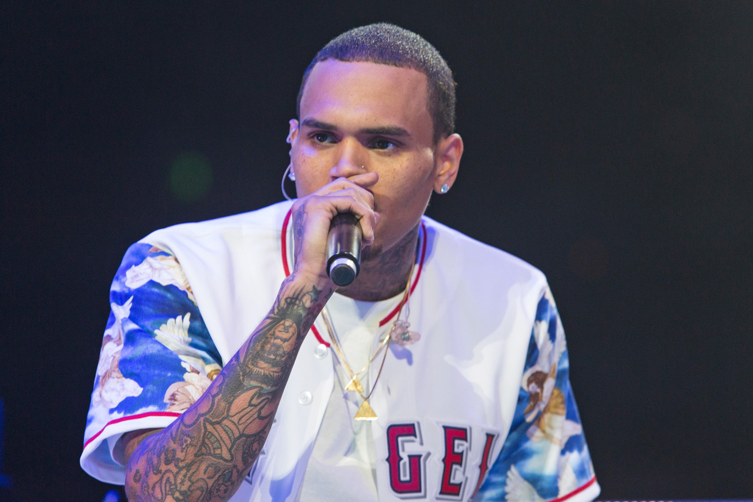 Chris Brown Denies Assaulting Woman In Nightclub Update Huffpost 3359