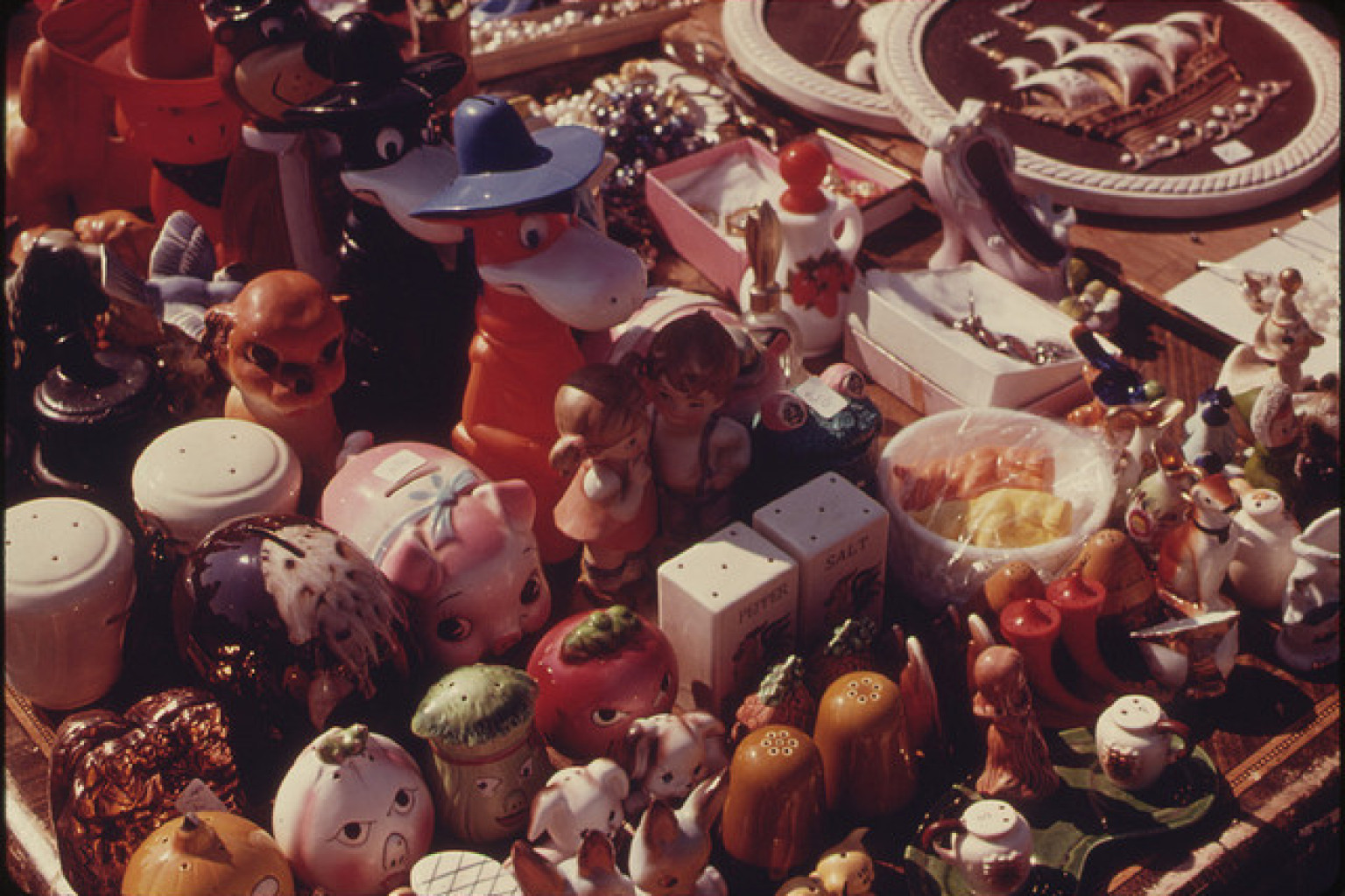 6 Flea Market Tips For Getting The Best Vintage Finds, From A Seasoned