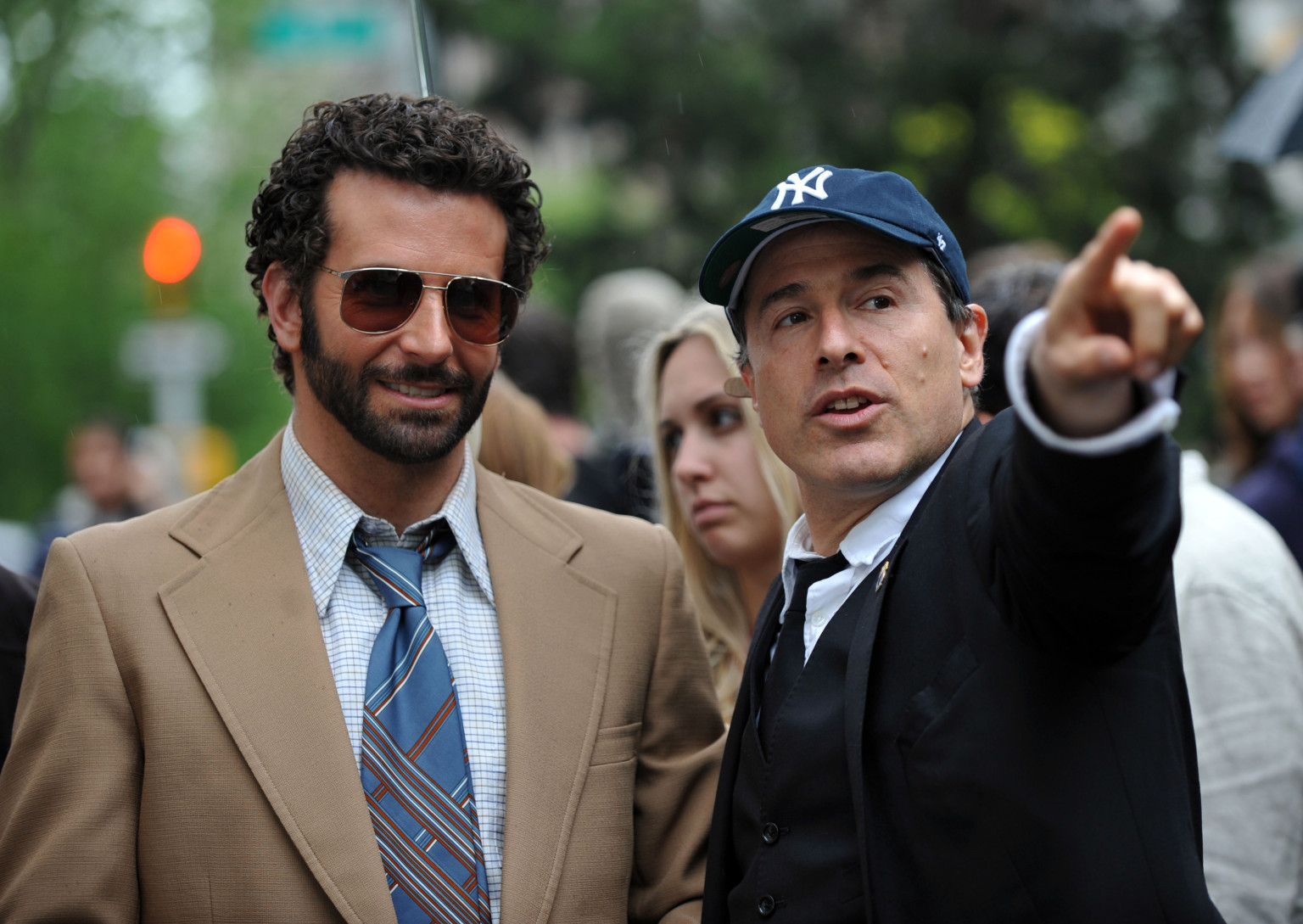 http://i.huffpost.com/gen/1224204/thumbs/o-DAVID-O-RUSSELL-AMERICAN-HUSTLE-facebook.jpg