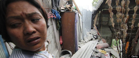  Soldados, policías y voluntarios se desplegaron a través de una región dañada por el terremoto en el oeste de Indonesia el miércoles, recorriendo los escombros de las casas caídas y deslizamientos de posibles víctimas de un terremoto que dejó al menos 29 muertos y cientos de heridos