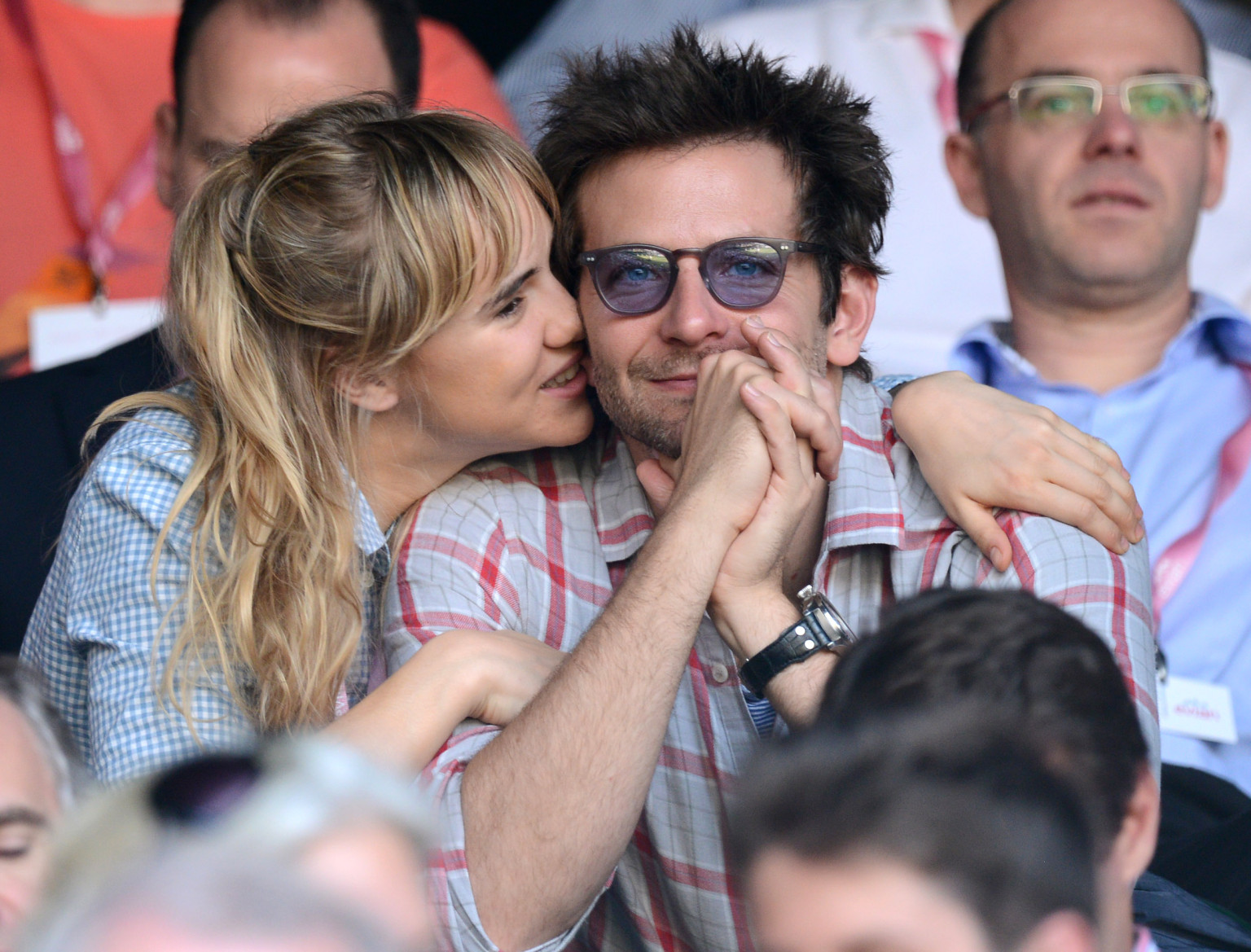 Bradley Cooper, Suki Waterhouse Get Affectionate At Wimbledon (PHOTOS) | HuffPost