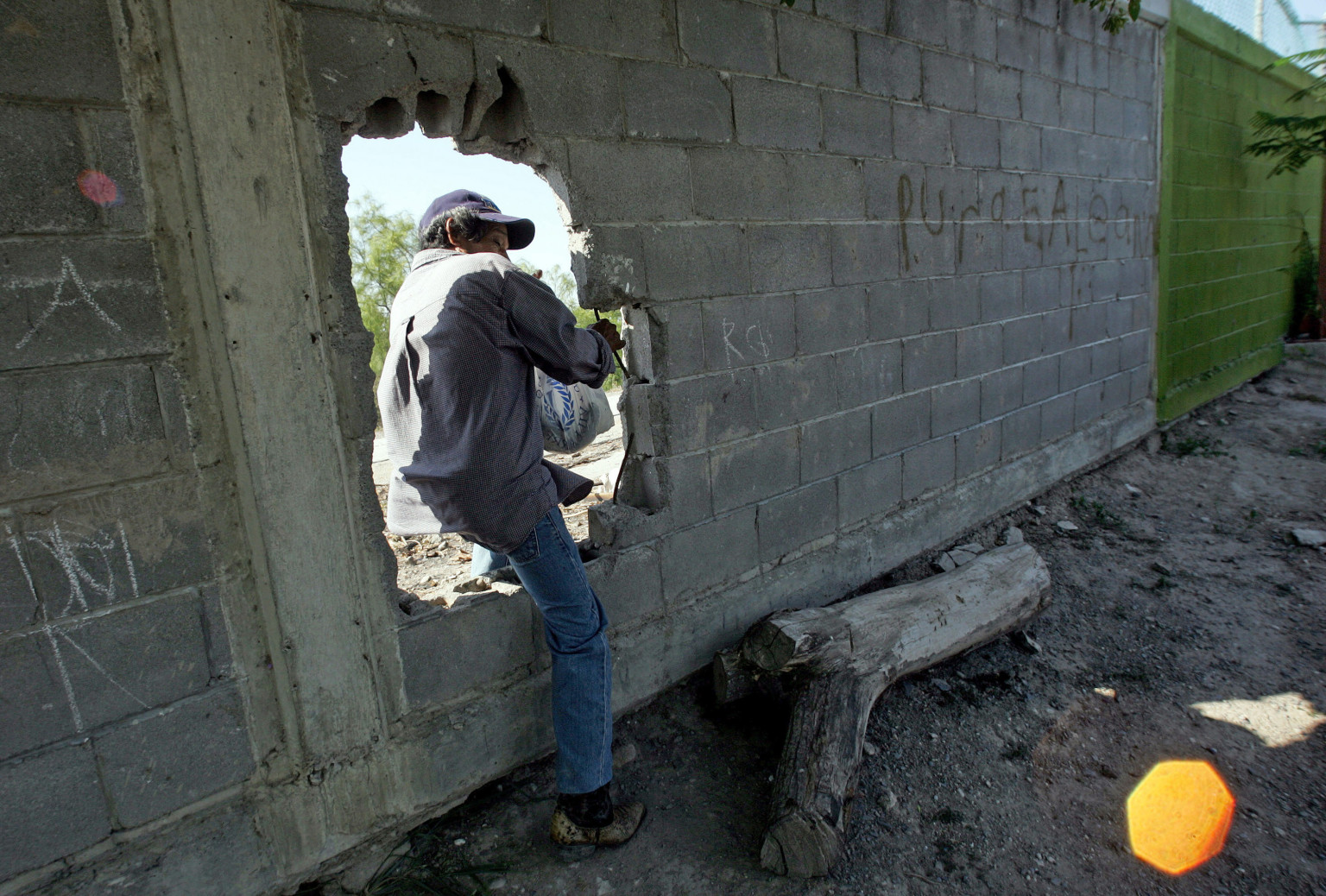 should a wall be built between the us and mexico A us border patrol agent looks out over tijuana, mexico, next to the old border wall along the us- mexico border, where it ends at the base of a hill in san diego by robert j samuelson . should a wall be built between the us and mexico A us border patrol agent looks out over tijuana, mexico, next to the old border wall along the us- mexico border, where it ends at the base of a hill in san diego by robert j samuelson .