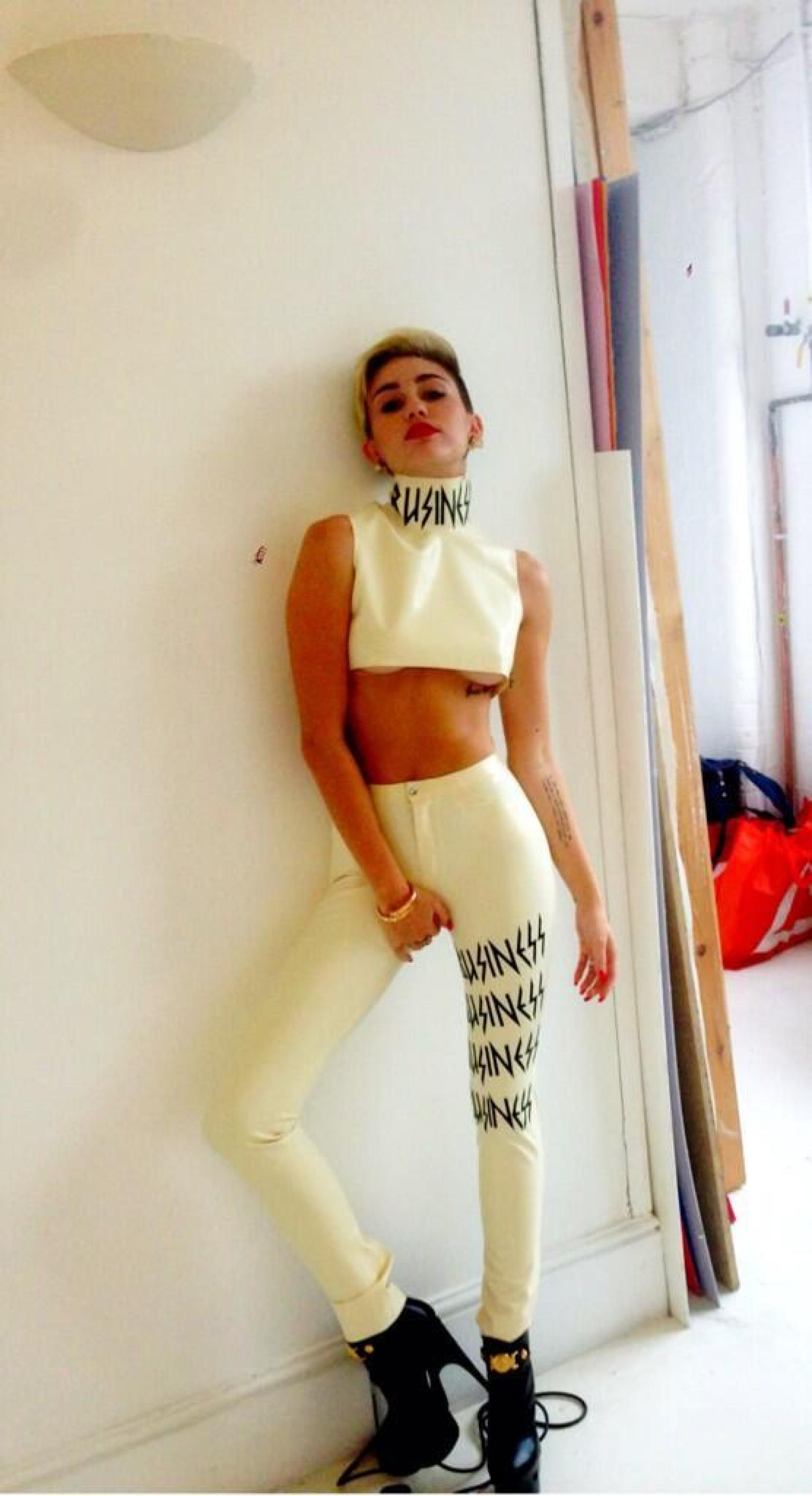 Miley Cyrus Flashes Underboob Abs In Crop Top Wants Us To Know Shes A Business Lady Photo 